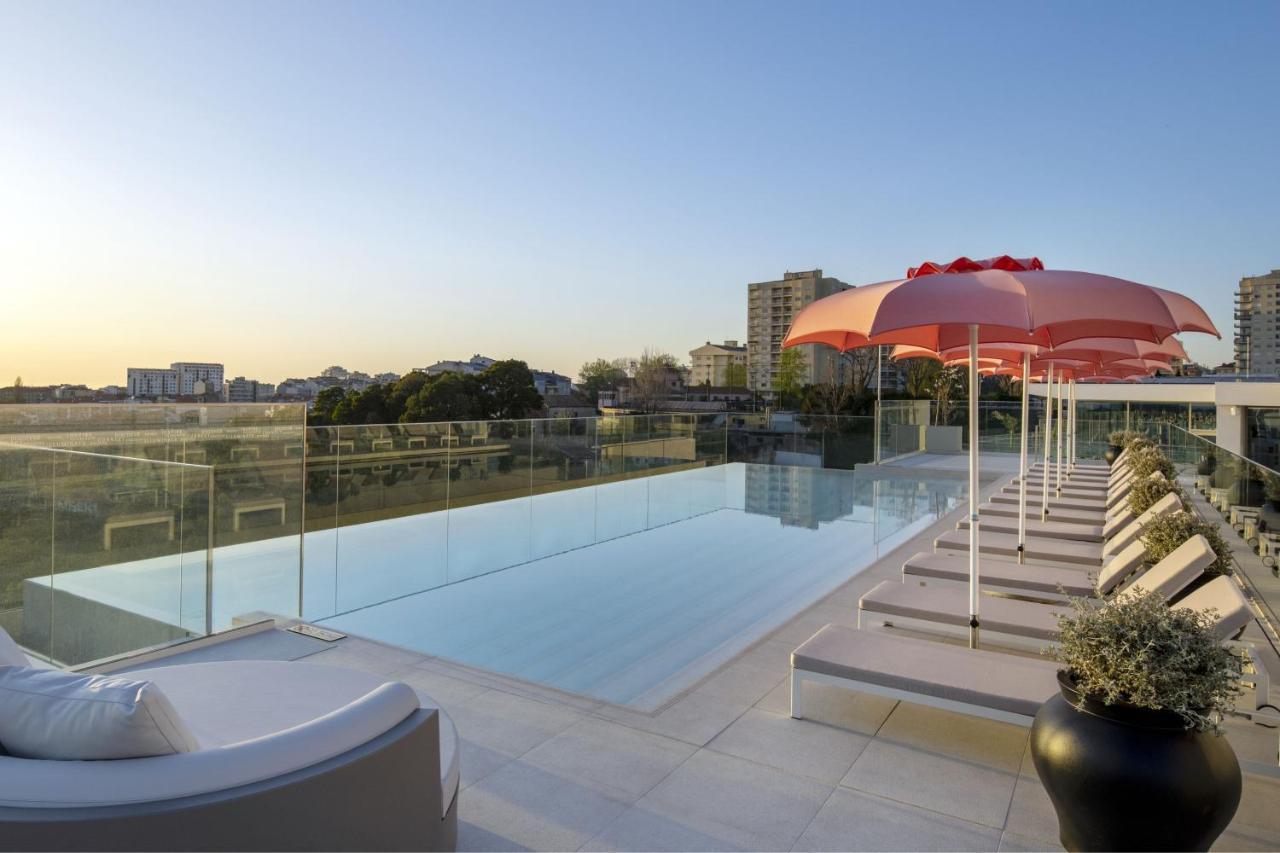Renaissance Porto Lapa Hotel Bagian luar foto The rooftop pool at the hotel