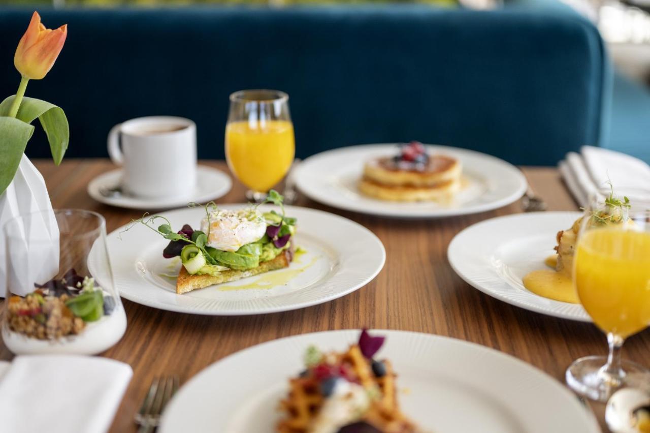 Renaissance Porto Lapa Hotel Bagian luar foto Breakfast at the Hotel