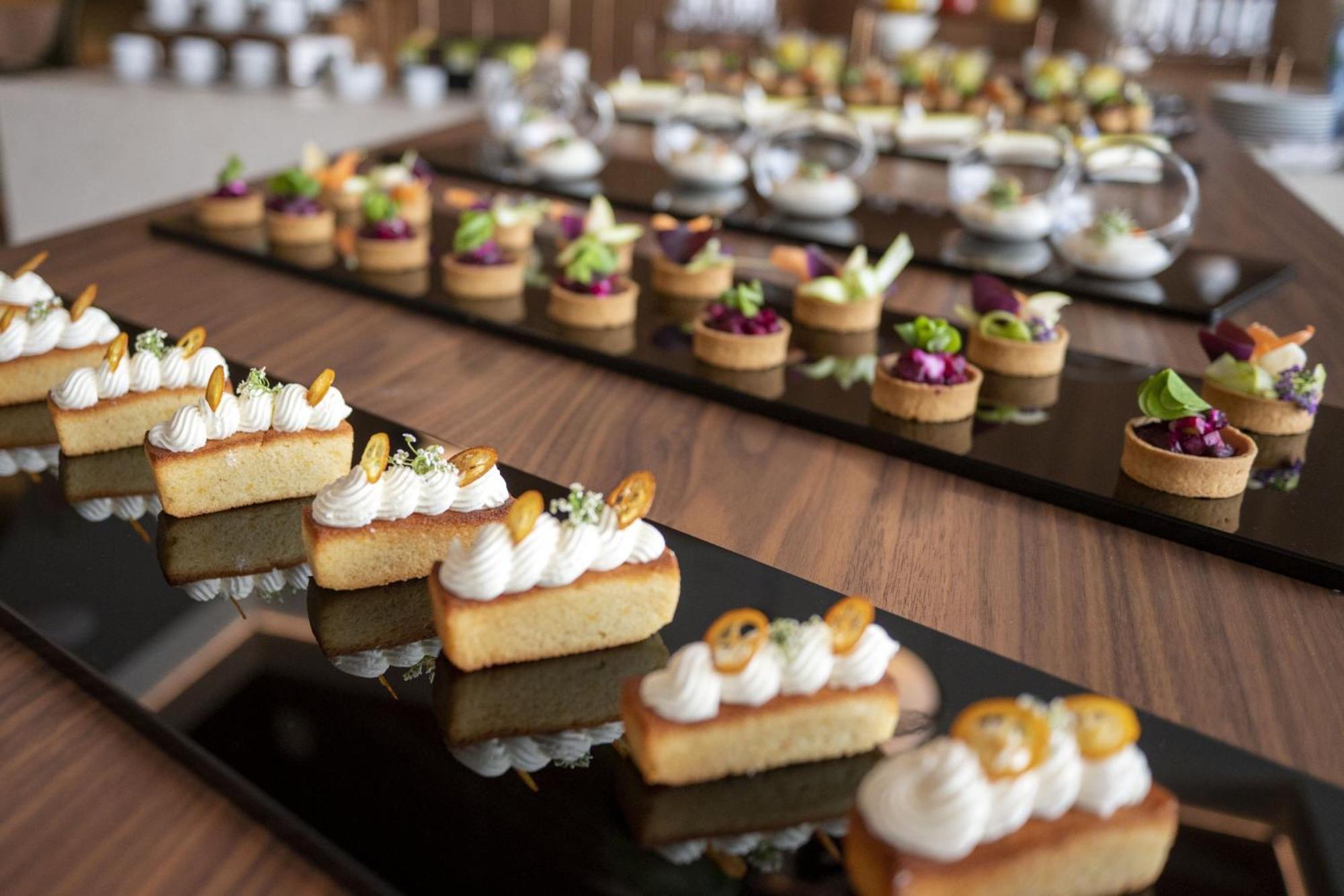 Renaissance Porto Lapa Hotel Bagian luar foto A selection of desserts