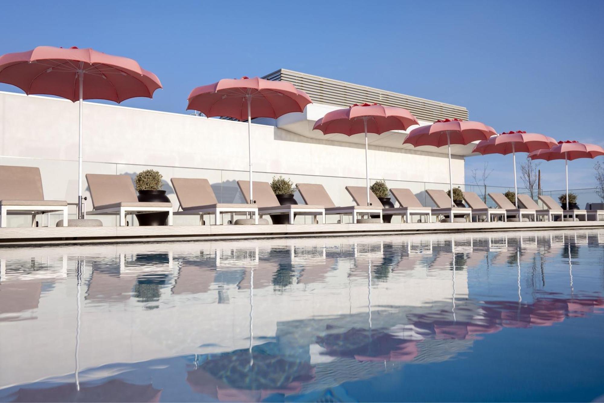 Renaissance Porto Lapa Hotel Bagian luar foto The pool at the hotel