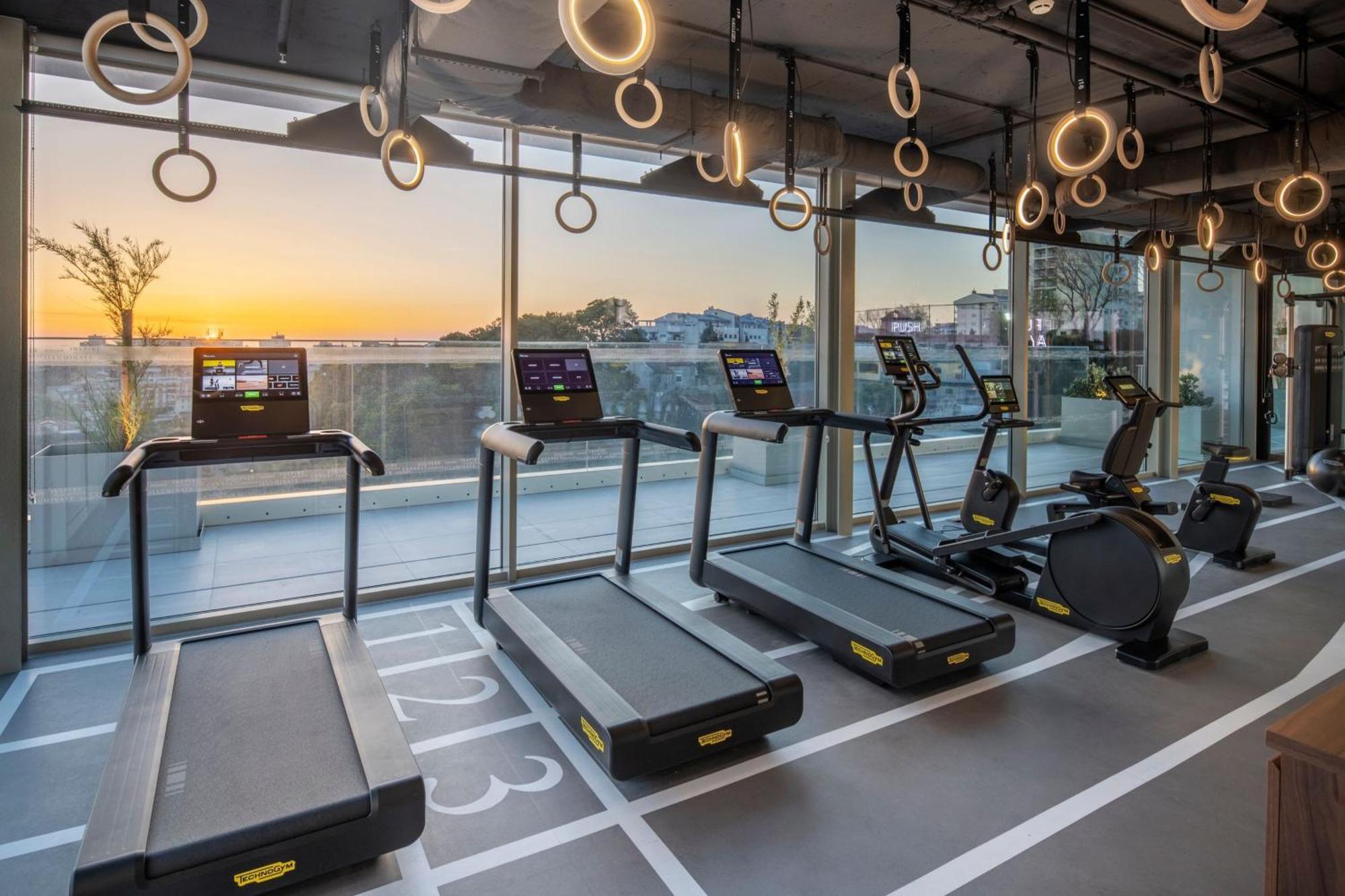 Renaissance Porto Lapa Hotel Bagian luar foto The gym at the 1001 Olympic Boulevard building
